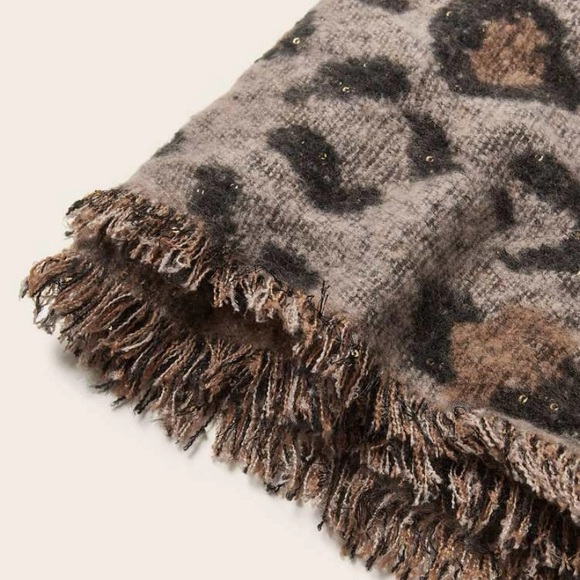 Modern Leopard Print Shawl Blanket. - Picture 8 of 8